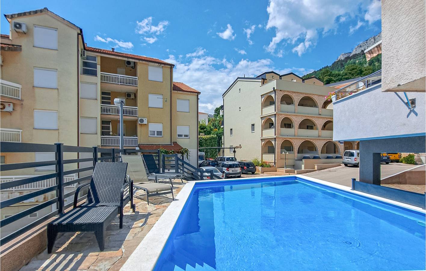 Ganze Ferienwohnung, Gemütliche 1-Zimmer-Wohnung mit Pool, 500 m vom Strand entfernt und inklusive Parkplatz in Baska Voda, Makarska Riviera