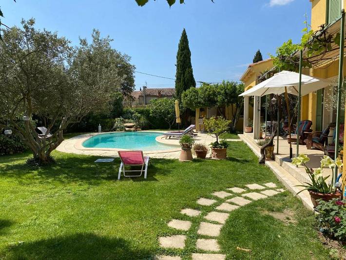 Gîte pour 2 personnes, avec Terrasse et Jardin ainsi que Piscine et Vue à Sérignan-du-Comtat