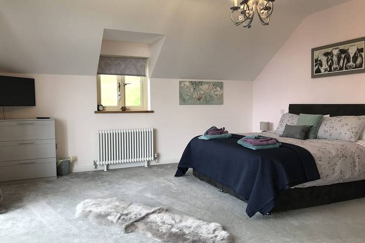 Countryside Home with jacuzzi hot tub, open plan living and wood burner. in Denbighshire