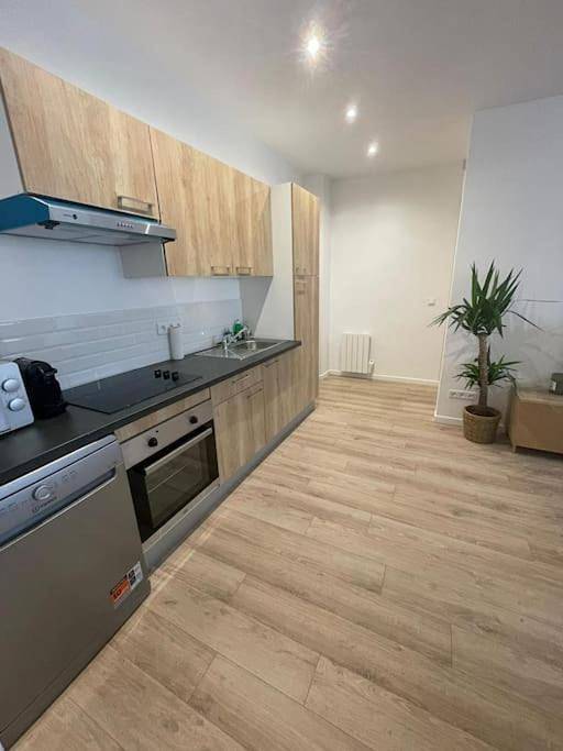 Appartement entier, One-Bedroom Apartment in Charenton-le-Pont, Val-de-Marne