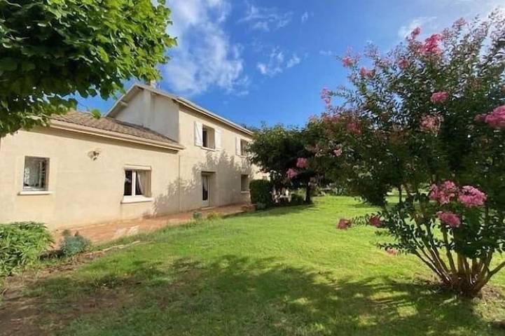 Location de vacances pour 8 personnes, avec piscine et jardin à Sainte-Foy-la-Longue