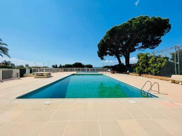Gîte pour 4 personnes, avec vue ainsi que piscine et terrasse dans Plage de San Peire