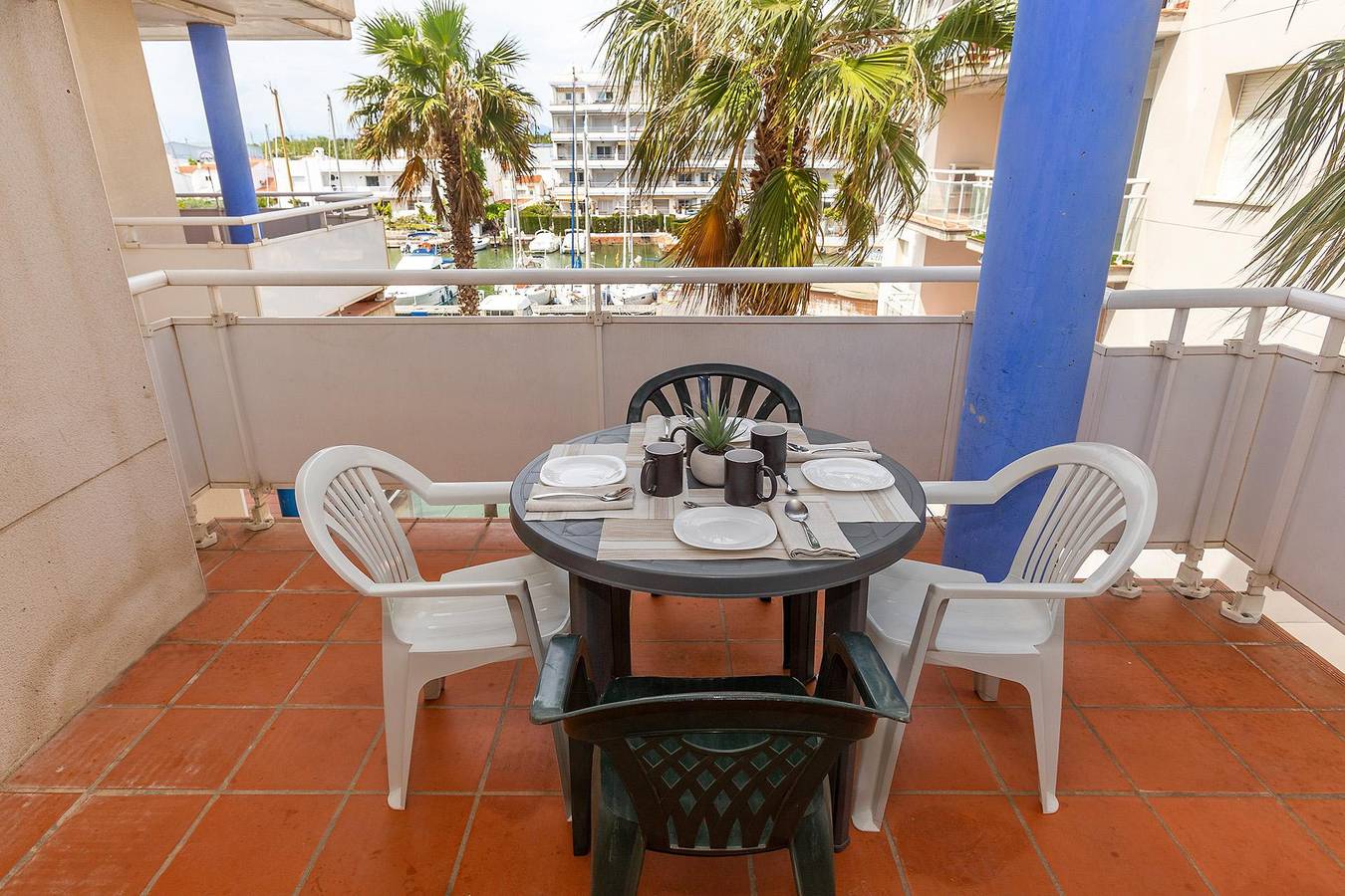 Ganze Wohnung, Willkommen in der charmanten Mietwohnung in Roses, Costa Brava! 1500 Meter vom Strand entfernt, moderne Unterkunft mit Blick auf den Kanal, für 4 Personen. in Santa Margarida, Roses