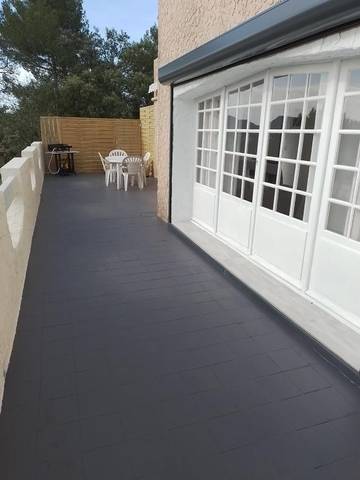 Gîte pour 4 personnes, avec terrasse et vue à Forcalqueiret