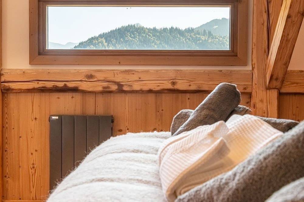 Luxury Alpine Chalet with Mountain Views, Hot Tub & Sauna in Essert-Romand, Les Portes du Soleil
