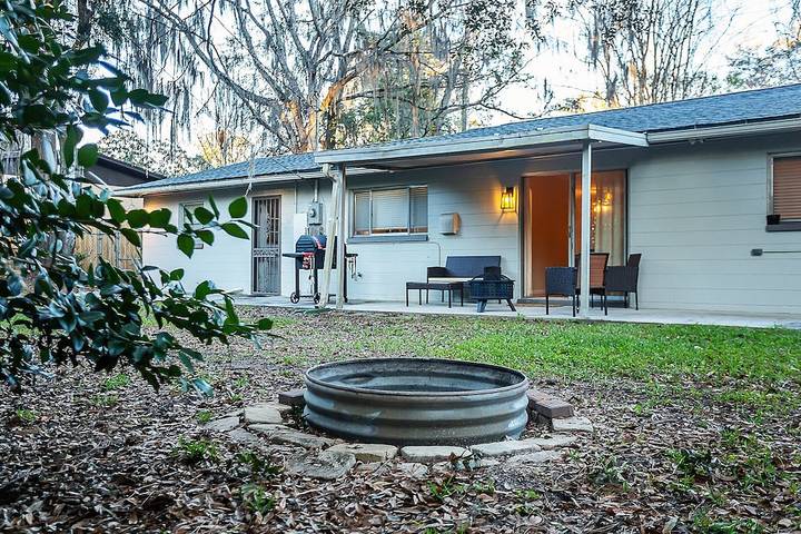Vacation rental for 8 people, with terrace and yard, with pets in Gainesville