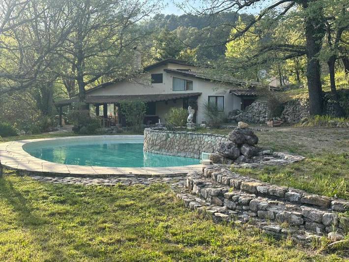 Location de vacances pour 9 personnes, avec piscine ainsi que terrasse et vue à Montferrat