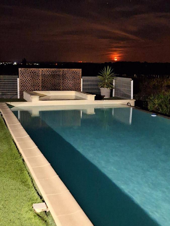 Location de vacances pour 14 personnes, avec piscine ainsi que vue et jardin à Servian - 3
