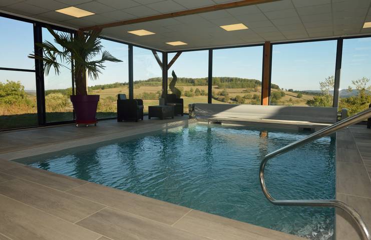 Gîte pour 14 personnes, avec terrasse ainsi que jardin et jacuzzi