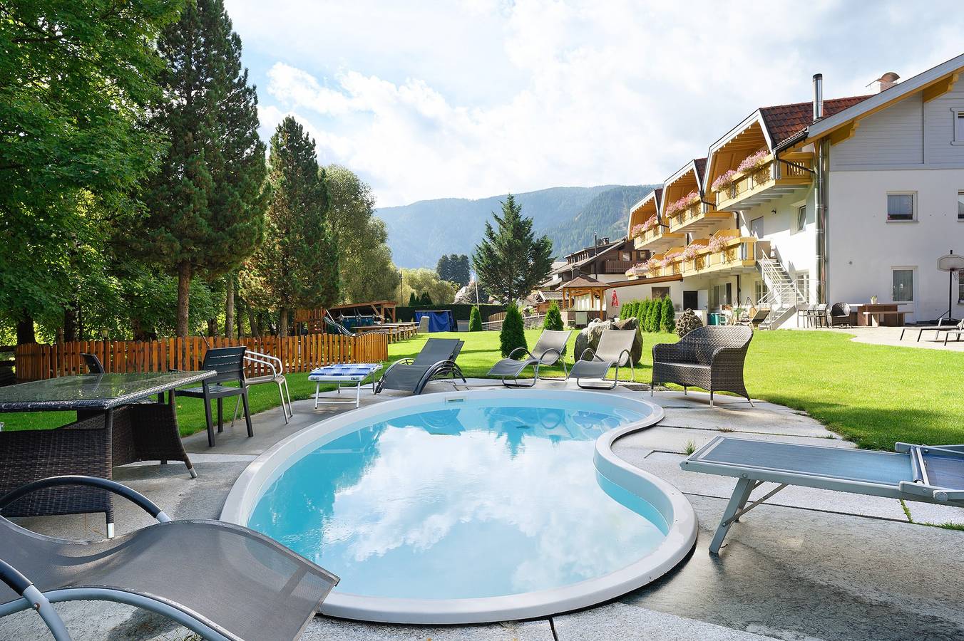 Ganze Wohnung, Apartment „Hotel Residence Olympia 2“ mit Bergblick, Gemeinschaftsgarten und Wlan in Sarnthein, Sarntal