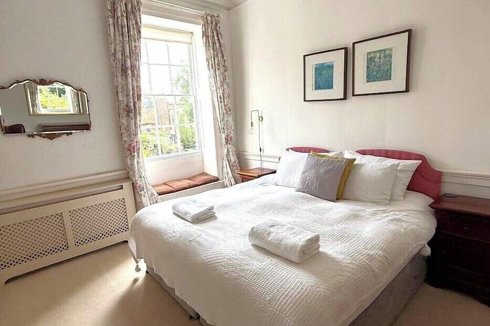 Large celebration Town House in Chichester City Centre. Great for groups/families! in Chichester, Sussex Occidental