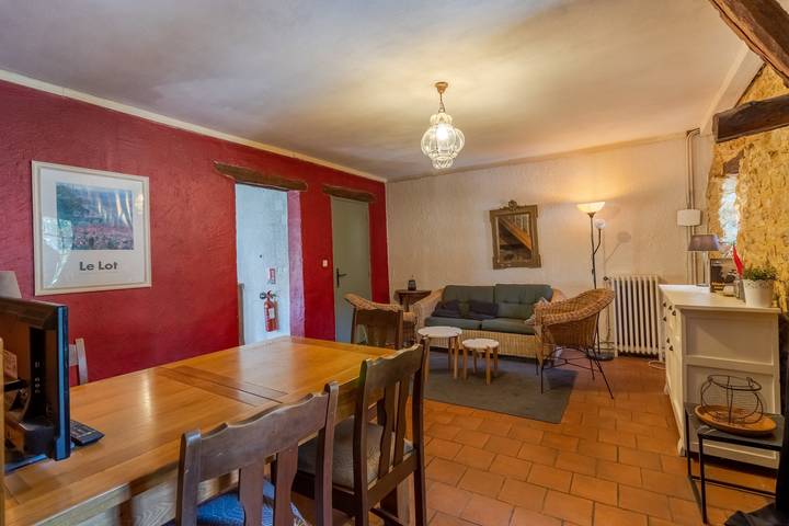 Maison "Gite Lune" avec piscine partagée, terrasse privée et Wi-Fi in Dégagnac, Quercy