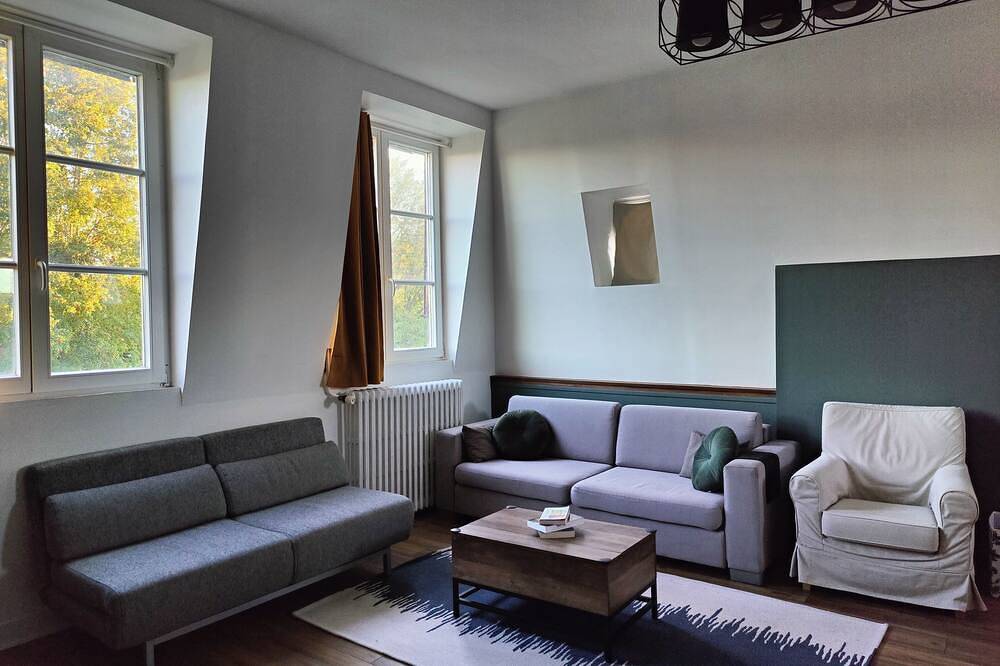 Appartement entier, Appartement de charme 100m2 au coeur de Nemours dans une belle maison de Maître in Nemours, Seine-et-Marne