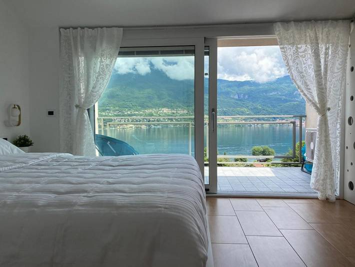Ferienwohnung für 4 Personen, mit Balkon und Terrasse sowie Seeblick und Ausblick