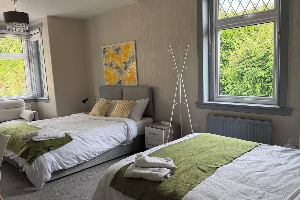 Cute cottage for 8, near city centre, parking, gardens. Newly refurbished. in Edinburgh, Edinburgh und Lothian