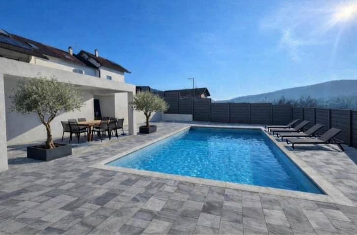 Ferienwohnung für 5 Personen, mit Balkon und Ausblick sowie Pool