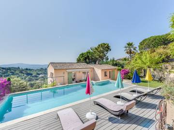 Location de vacances pour 10 personnes, avec vue et terrasse à Grimaud