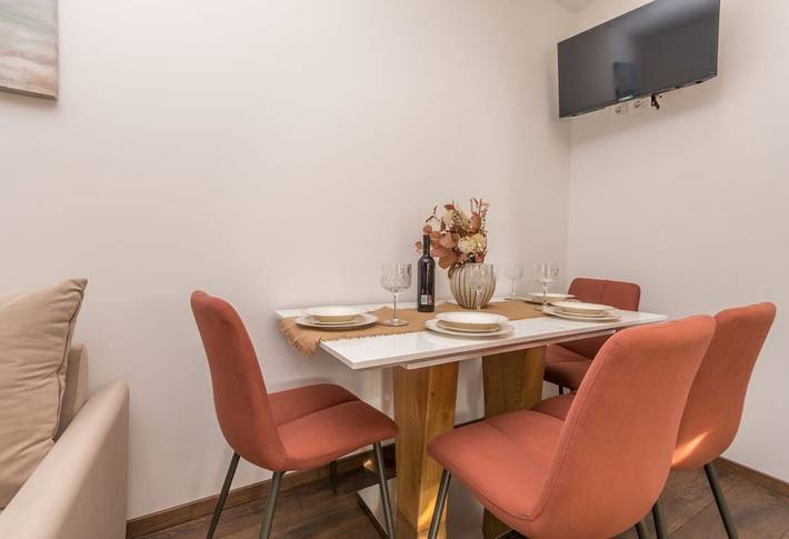 Ganze Wohnung, Ihr Rückzugsort mit Terrasse und Wlan – 55 m² Wohlfühlwohnung für bis zu 4 Personen in Biograd na Moru, Zadar