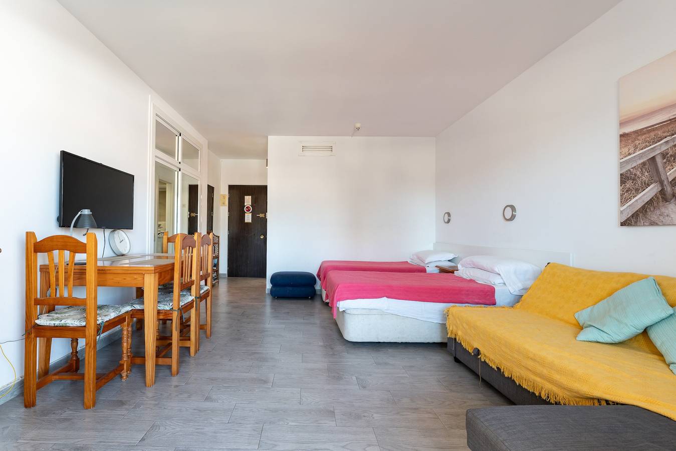 Entire studio, Pyr Studio Apartment with Sea View, Mountain View, Pool, Wi-Fi, A/C & Terrace in Fuengirola Centre, Fuengirola
