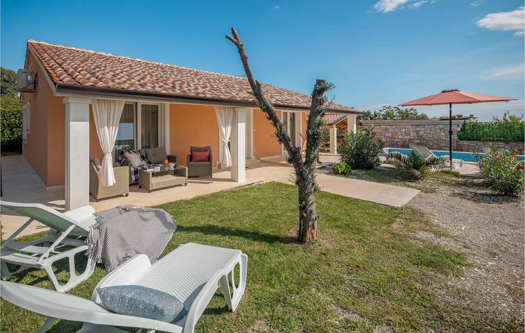 Ferienhaus für 6 Personen, mit Terrasse und Pool