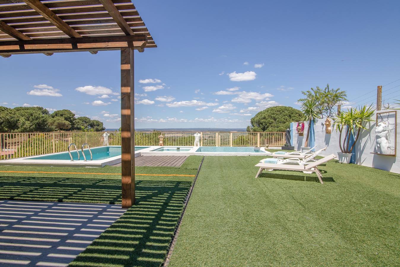 Apartamento inteiro, Apartamento 'El Encanto' com Vista Montanha, Piscina Privada e Wi-Fi in Villarrasa, Huelva Província
