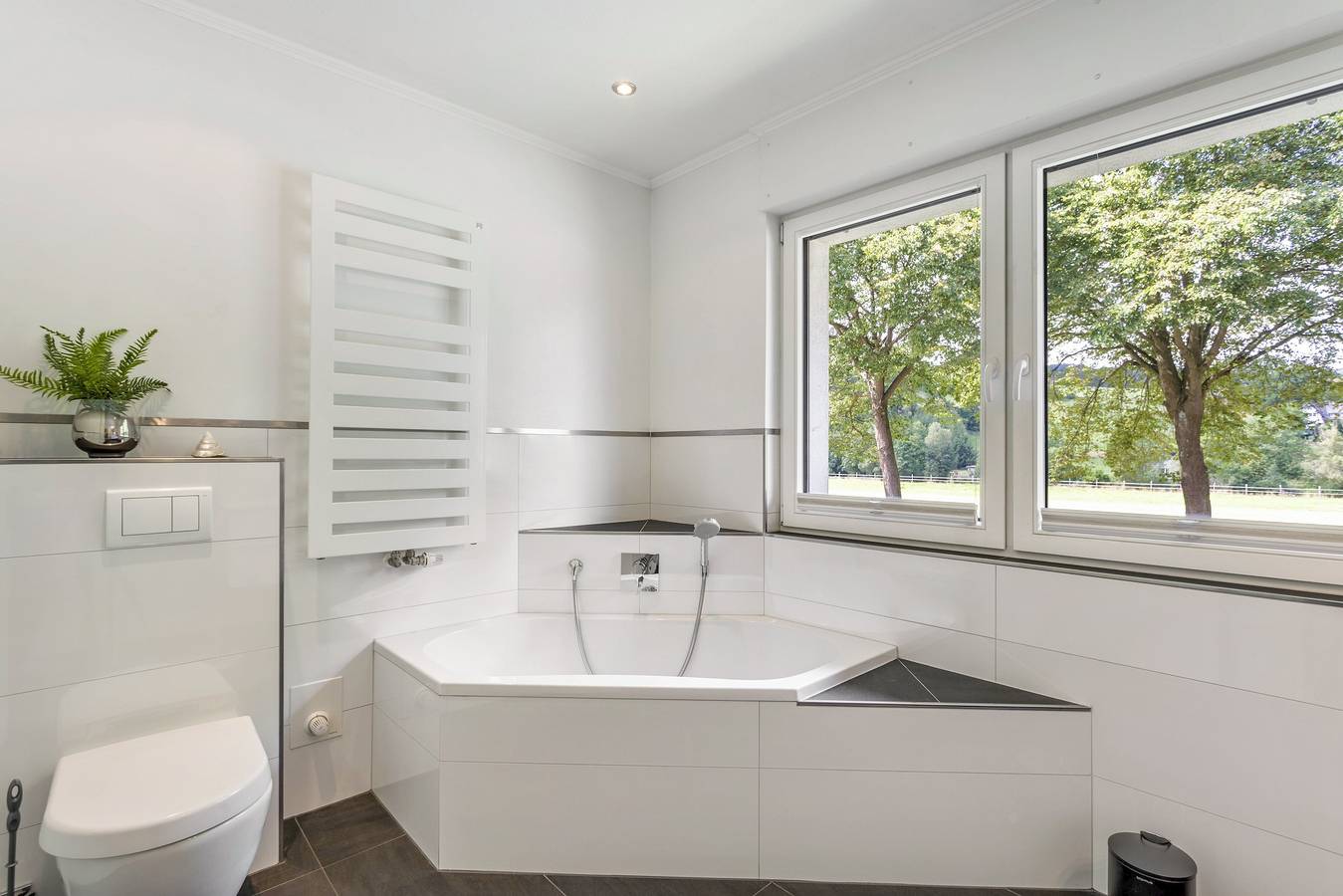 Ganze Wohnung, Apartment 'Fewo Wrede am Sauerland-Radring 1' mit Bergblick, privater Terrasse & Wlan in Eslohe, Hochsauerlandkreis