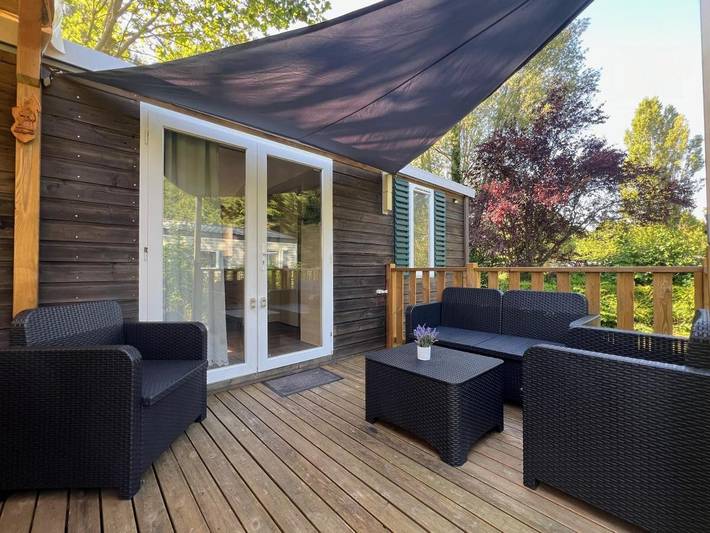 Camping pour 6 personnes, avec terrasse et jardin ainsi que vue et piscine