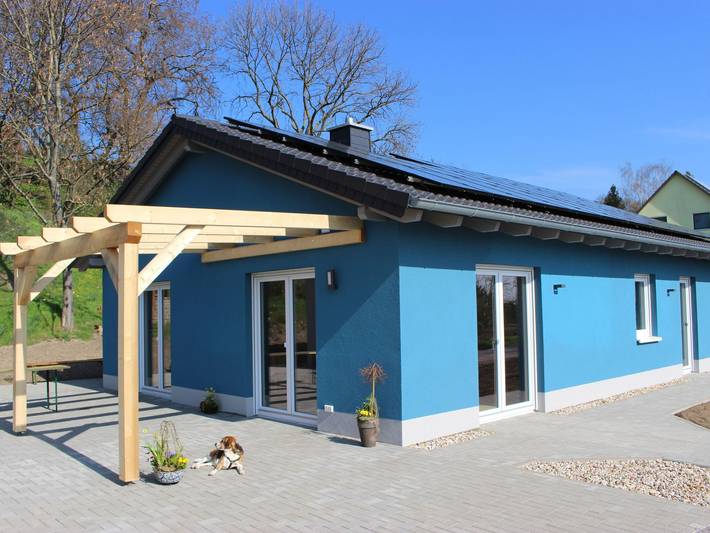 Ferienhaus für 4 Personen, mit Terrasse und Seeblick in Muldestausee