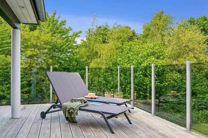 Schönes und gepflegtes Ferienhaus mit großer Terrasse, zwei Badezimmern und schönem Naturgrundstück – nahe Strand, Wald und dem gemütlichen Hafen von Ebeltoft. in Øerne, Ebeltoft
