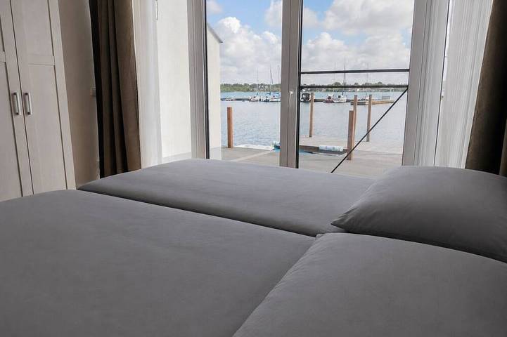 Ganze Wohnung, Ferienwohnung 120m² mit Seeblick, Steg direkt am Wasser / 8 Pers. 3 Schlafz. in Kahnsdorf, Neukieritzsch