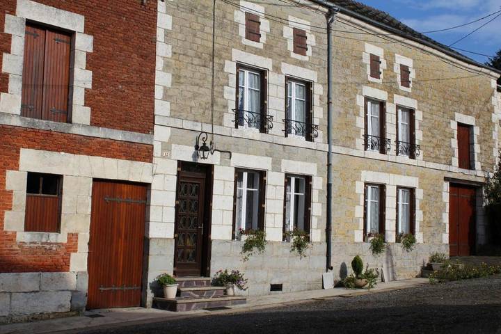Gîte pour 6 personnes, avec terrasse dans Cernion