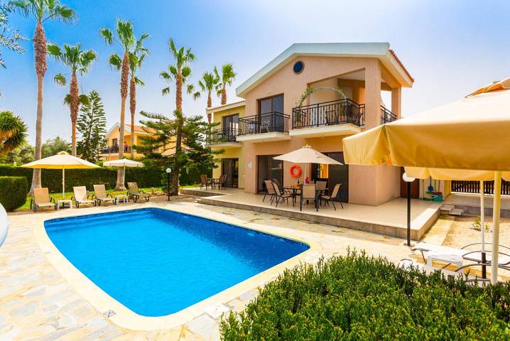 Villa for 9 people, with ocean view and garden in Cyprus