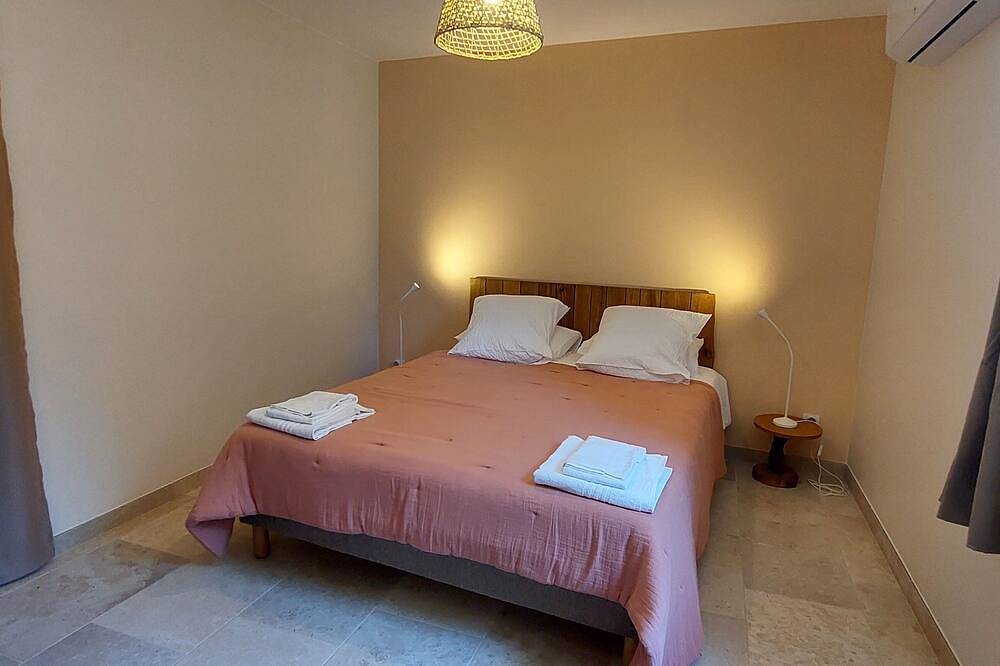 Gîte Les Peyrières with swimming pool/pétanque/ping-pong, ideal for families/friends in Dieulefit, Nyons region