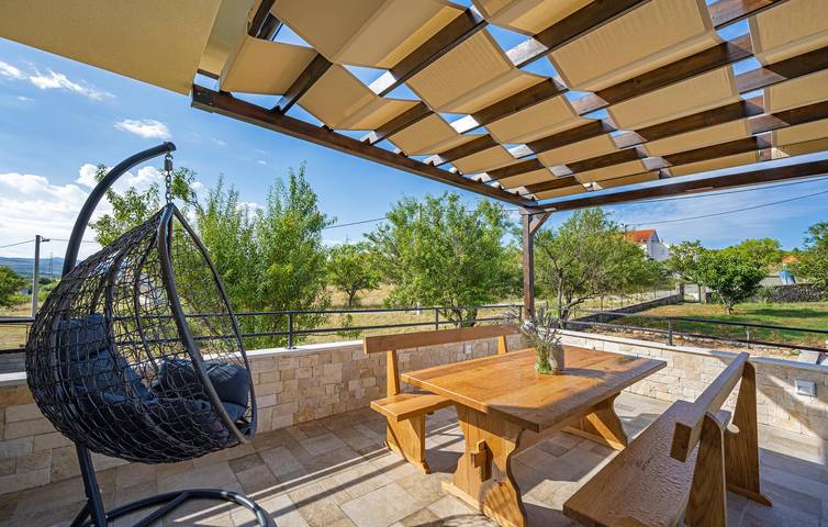 Ferienhaus für 9 Personen, mit Terrasse und Pool, mit Haustier in Grad Šibenik - 4