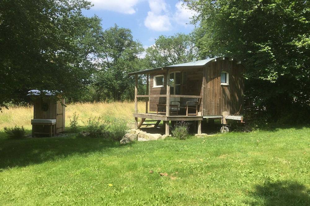 Roulotte de charme pour 2 personnes avec terrasse au calme dans 1 ha de verdure in Saint-Vaury, Région de Guéret
