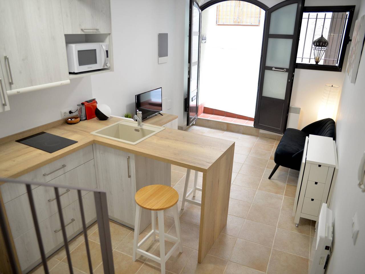 Entire apartment, Charming Village House in Central Peralada with Modern Amenities in Peralada, Upper Empordà