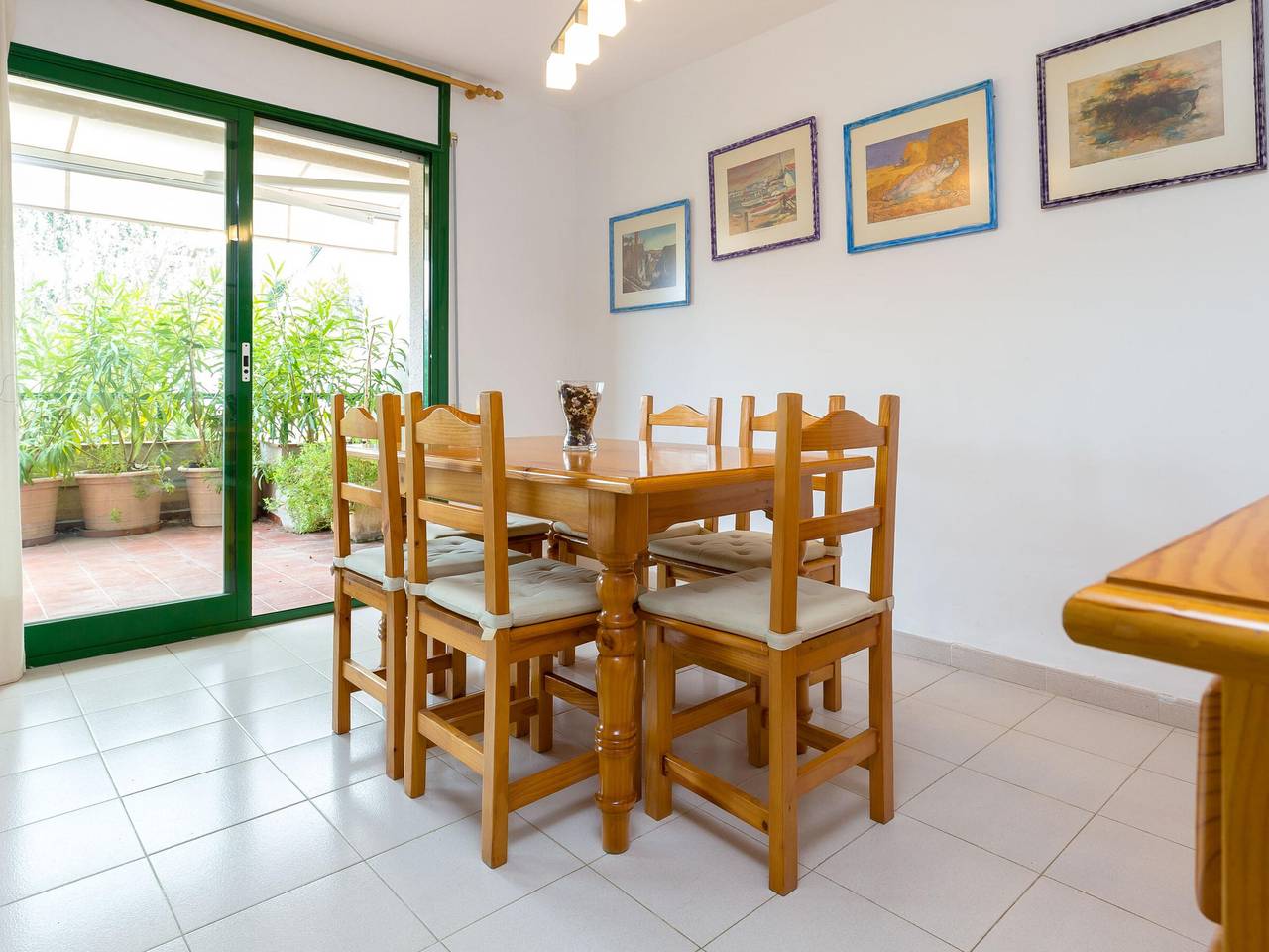 Apartamento entero, Apartamento luminoso con jardín, piscina comunitaria y cerca de la playa en Llançà. in Llansá, Alt Empordà