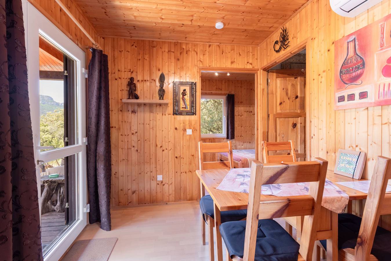 Chalet 'Afrique' avec vue sur les montagnes, piscine partagée et terrasse privée in Rouffiac-des-Corbières, Parc naturel régional Corbières-Fenouillèdes