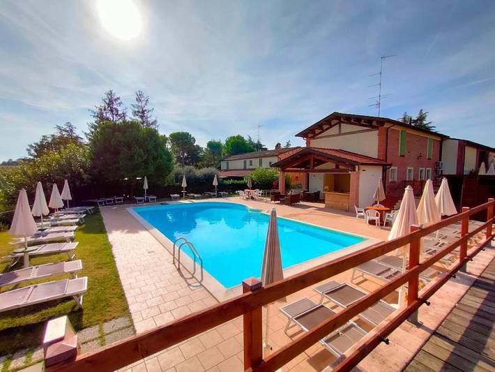 Stanza per 2 persone, con Idromassaggio e Terrazza nonché Giardino e Piscina a Faenza