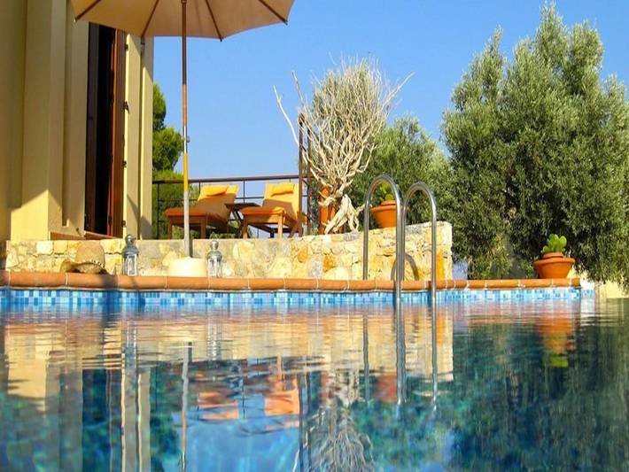 Villa for 4 people, with garden and ocean view as well as terrace and pool in Alonissos