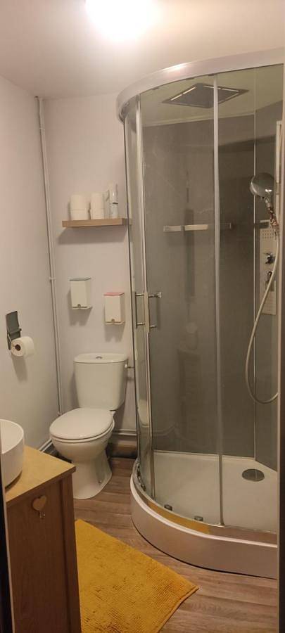 Chambre avec salle d'eau privée in Noyen-sur-Sarthe, Sarthe