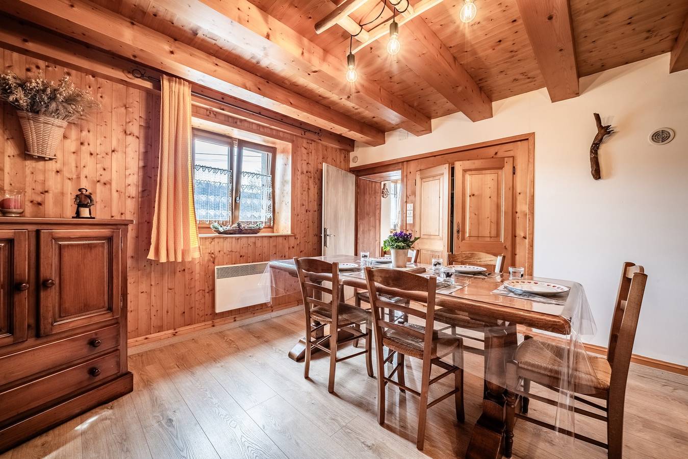 Casa "La Ferme De La Plaigne" con vistas a la montaña, terraza privada y Wi-Fi in Taninges, Region Bonneville