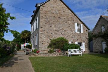 Location de vacances pour 3 personnes, avec jardin à La Forêt-Fouesnant