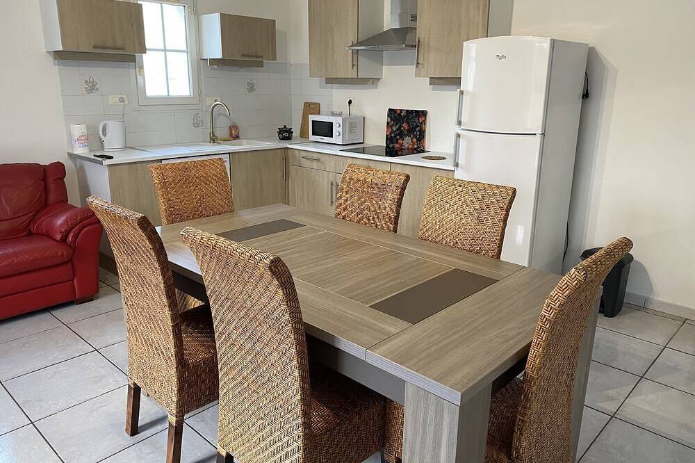 Holiday Home “La Barbâtrine” with Private Terrace, Garden, and Wi-Fi in Barbâtre, Noirmoutier