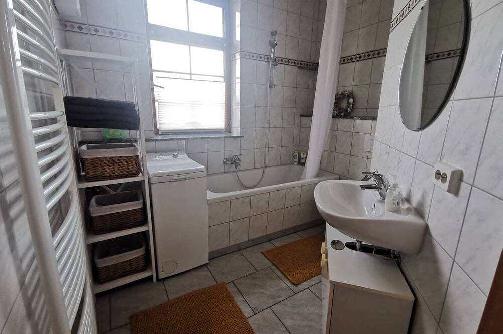 Ganze Wohnung, Ruhige Ferienwohnung im Gutshaus, 5 Min. vom Park entfernt in Niederorschel, Region Eichsfeld