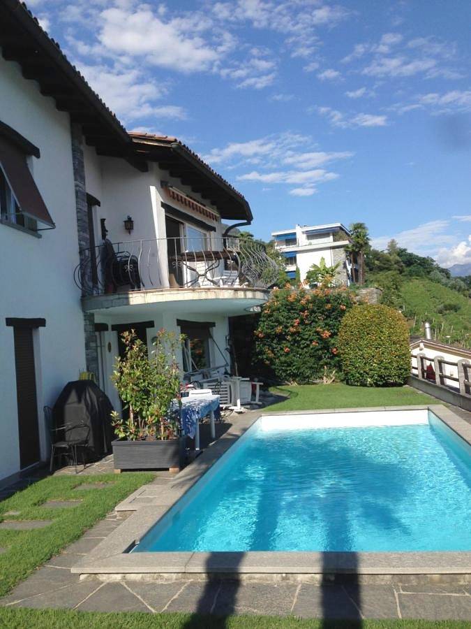 Ferienwohnung für 4 Personen, mit Terrasse und Garten sowie Pool und Seeblick in Gordola