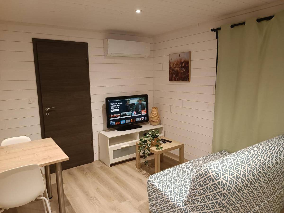Appartement entier, One-Bedroom Apartment in Lignières, Saint-Amand-Montrond