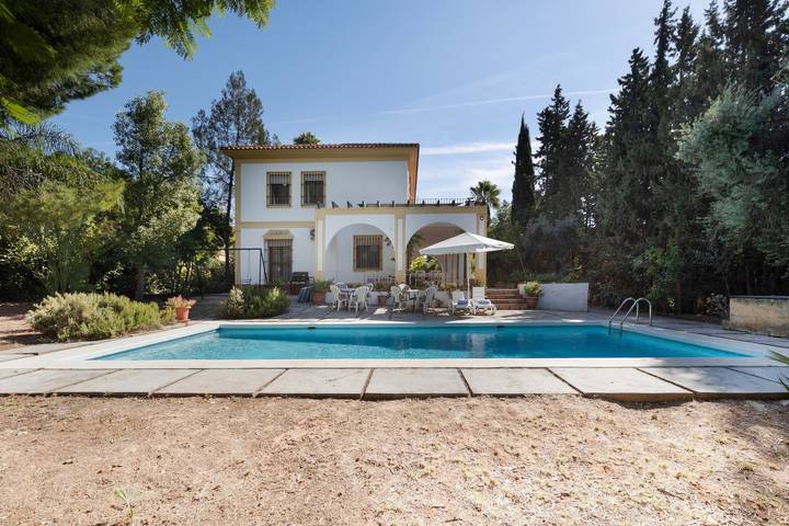 Villa Sevilla Giralda con piscina privada, Wi-Fi y aire acondicionado in Mairena del Aljarafe, Provincia de Sevilla