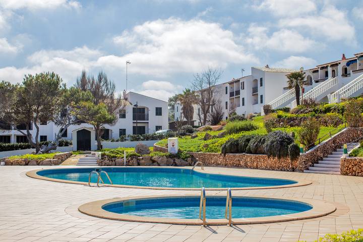 Entire apartment, Charming Holiday Apartment “Apartamento Maite” with Sea View, Pool, Wi-Fi, Terrace & Garden; Parking Available in Arenal d'en Castell, Es Mercadal