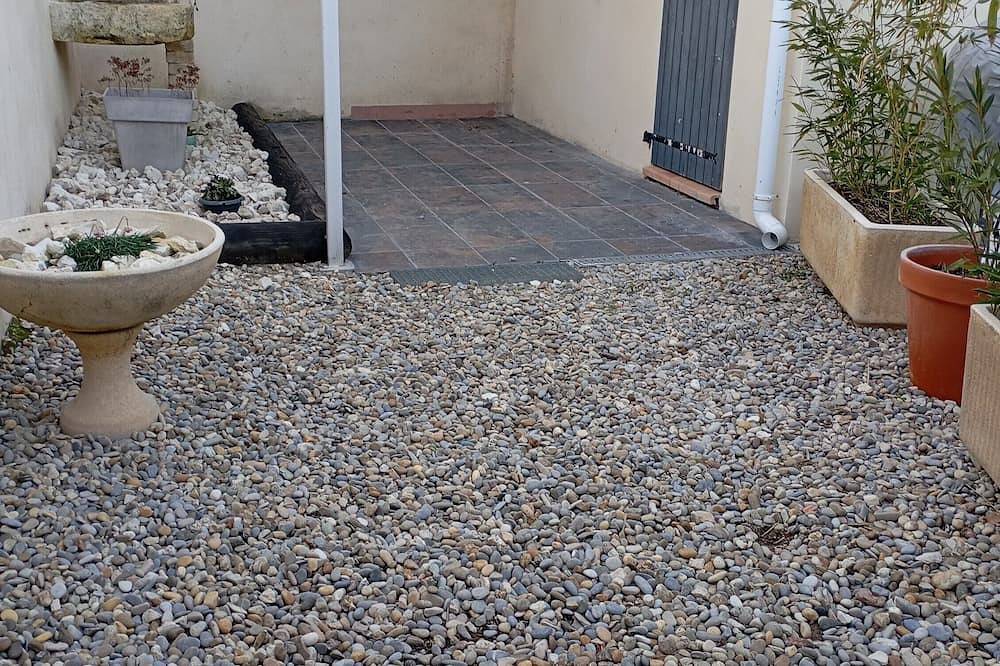 Entire apartment, Studio \"Villa Loriol du Comtat\" with Shared Pool and Private Terrace in Loriol-du-Comtat, Vaucluse